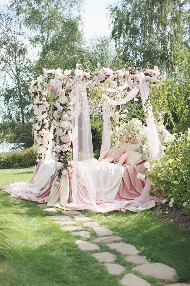 Trang trí giường cưới đẹp ngọt ngào và lãng mạn với hoa tươi - Ảnh 8.