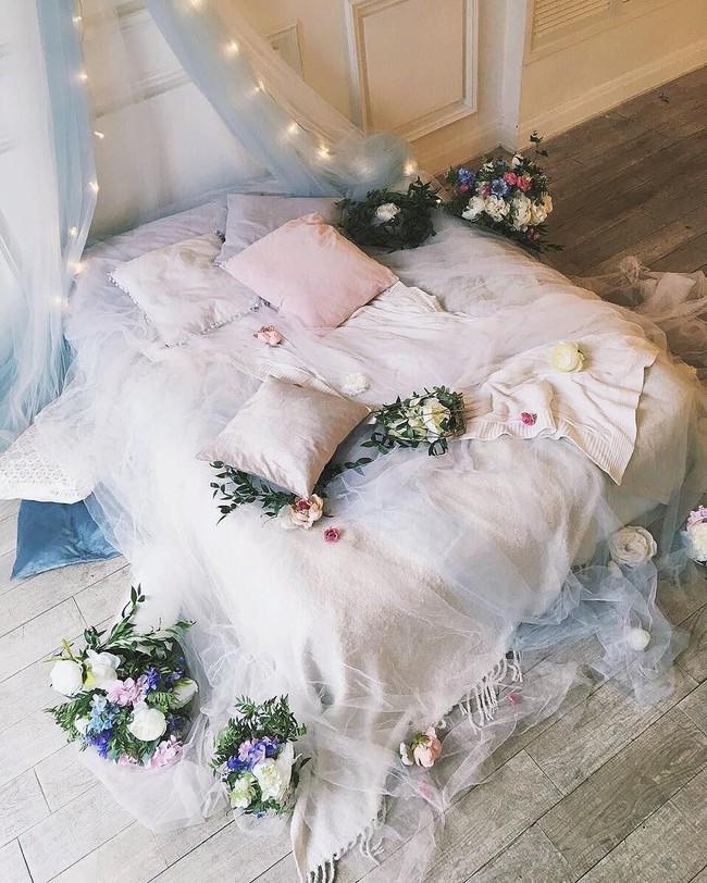 Trang trí giường cưới đẹp ngọt ngào và lãng mạn với hoa tươi