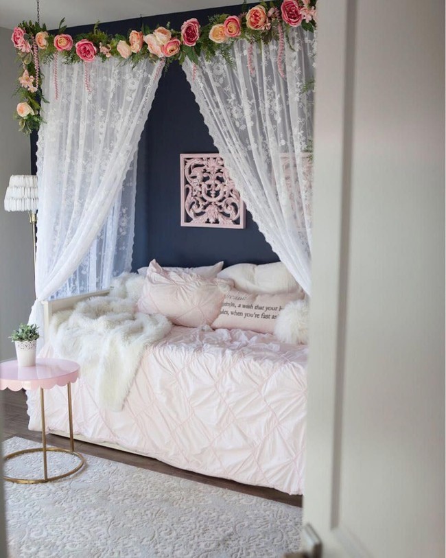 Trang trí giường cưới đẹp ngọt ngào và lãng mạn với hoa tươi - Ảnh 5.