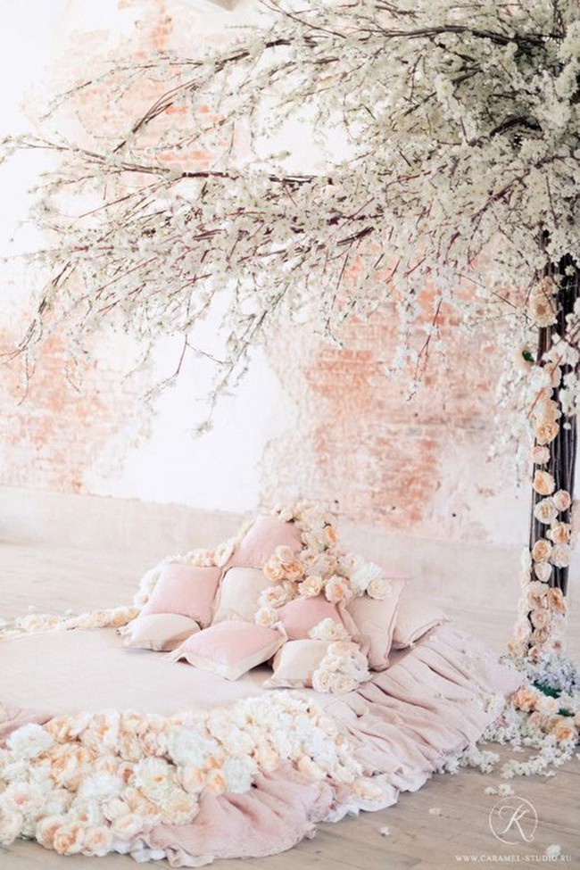 Trang trí giường cưới đẹp ngọt ngào và lãng mạn với hoa tươi - Ảnh 4.