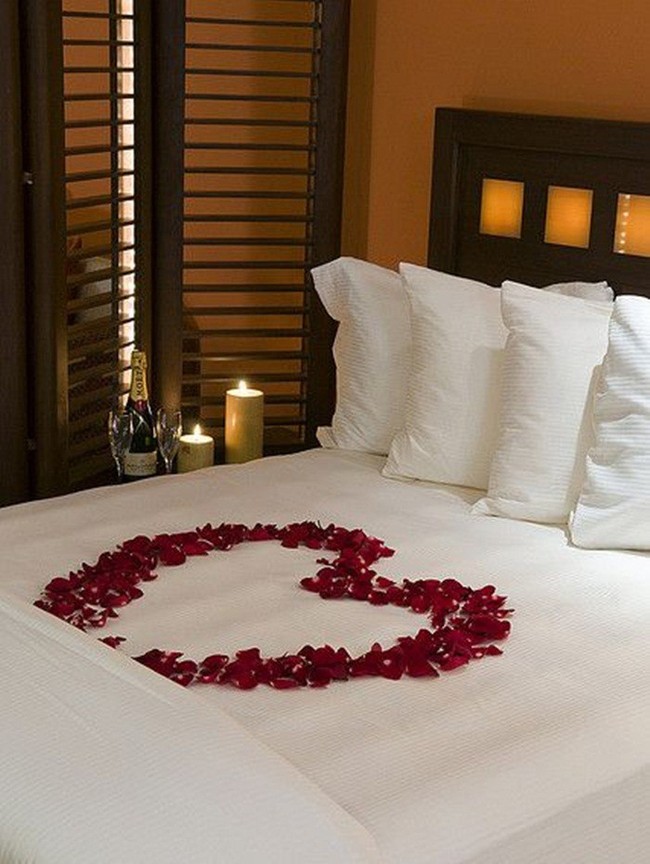 Trang trí giường cưới đẹp ngọt ngào và lãng mạn với hoa tươi - Ảnh 3.