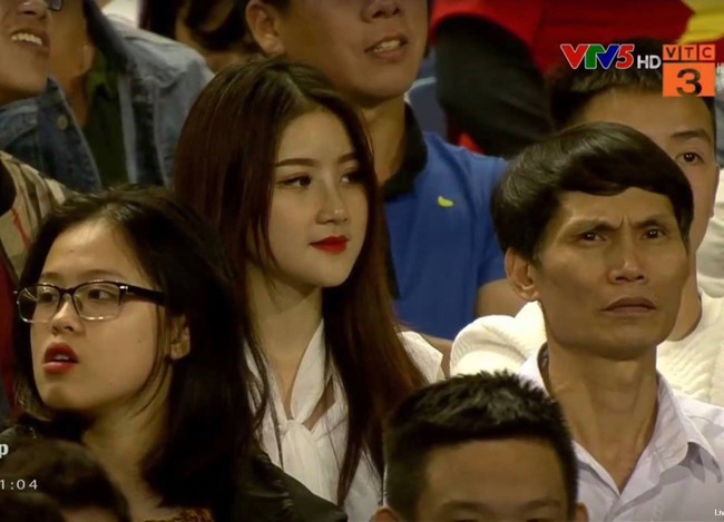 Đã tìm thấy danh tính của nữ CĐV xinh đẹp chiếm spotlight trận U23 Việt Nam hạ gục Thái Lan - Ảnh 1.