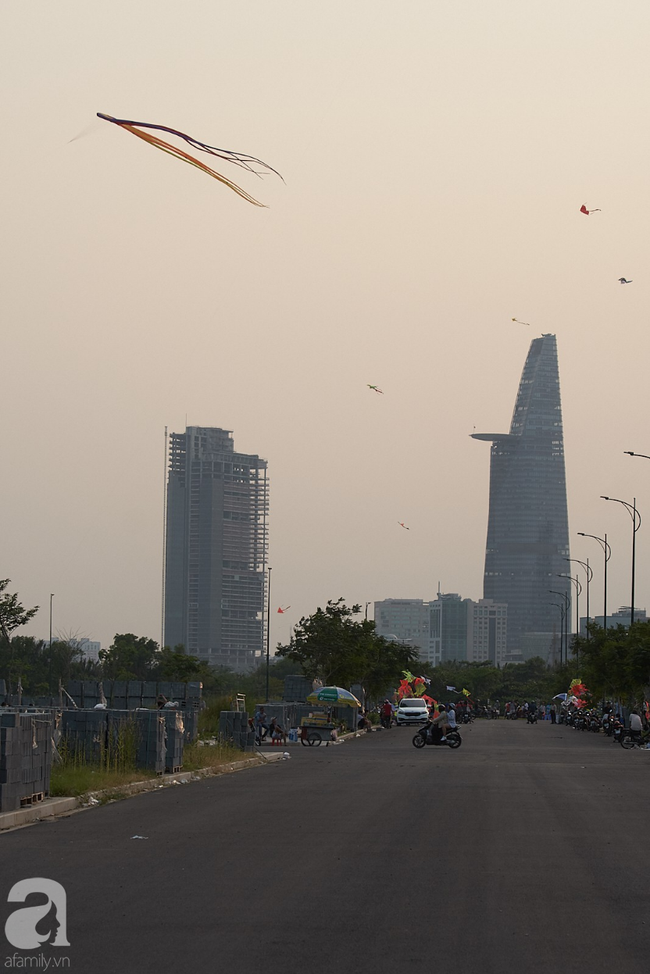 Chiều nay gió thổi mơn man dưới chân thành phố, người Sài Gòn còn đợi gì mà chưa đến đồng diều Thủ Thiêm? - Ảnh 17.