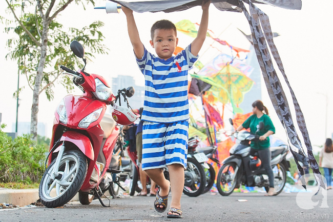 Chiều nay gió thổi mơn man dưới chân thành phố, người Sài Gòn còn đợi gì mà chưa đến đồng diều Thủ Thiêm? - Ảnh 13.