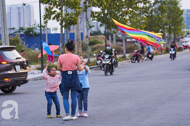 Chiều nay gió thổi mơn man dưới chân thành phố, người Sài Gòn còn đợi gì mà chưa đến đồng diều Thủ Thiêm? - Ảnh 8.