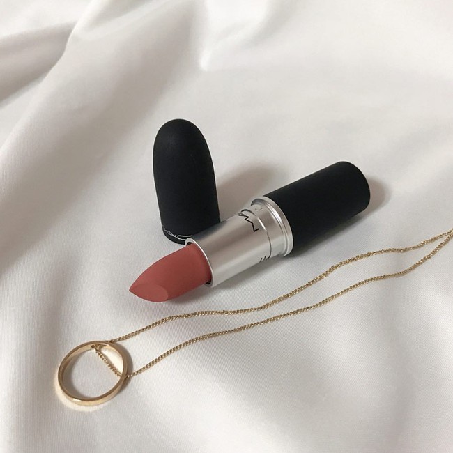 Mang t&ocirc;ng nude nhưng lại tươi tắn, kh&ocirc;ng l&agrave;m bợt da, chẳng tr&aacute;ch 4 c&acirc;y son n&agrave;y được c&aacute;c c&ocirc; n&agrave;ng tag li&ecirc;n tục tr&ecirc;n Instagram - Ảnh 1.