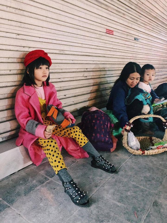 Gặp cô bé mặc đồ cũ chất như fashionista ở Hà Nội: Bé mơ làm người mẫu và thèm được đi học - Ảnh 1.