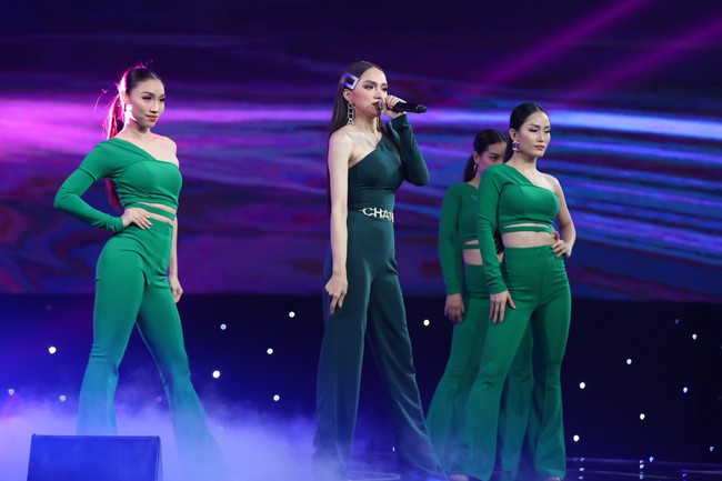 Hương Giang lần đầu mang hit triệu view lên sân khấu, hé lộ về phần 3 của series ADODDA - Ảnh 5. Hương Giang lần đầu mang hit triệu view lên sân khấu, hé lộ về phần 3 của series ADODDA - Ảnh 5.
