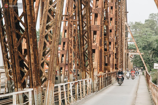 Những minh chứng tình yêu của các cặp đôi Hà Nội đang giết chết cầu Long Biên như thế nào? - Ảnh 7.