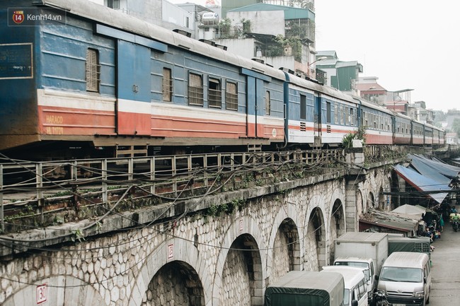 Những minh chứng tình yêu của các cặp đôi Hà Nội đang giết chết cầu Long Biên như thế nào? - Ảnh 9.