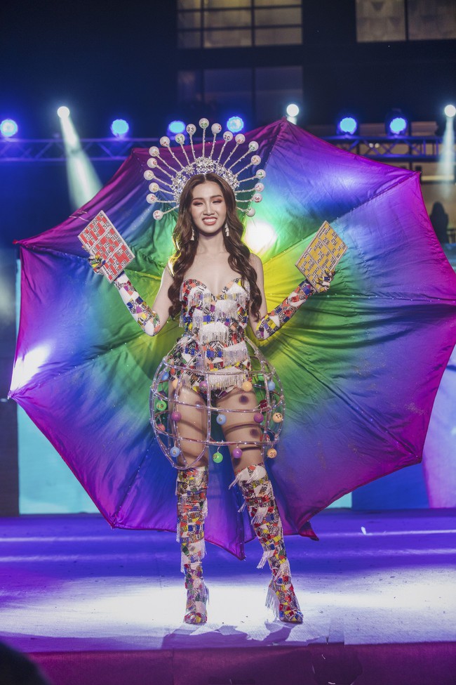 Không chỉ hát lô tô, Đỗ Nhật Hà còn mặc áo dài trình diễn tại Hoa hậu chuyển giới quốc tế 2019 - Ảnh 1.