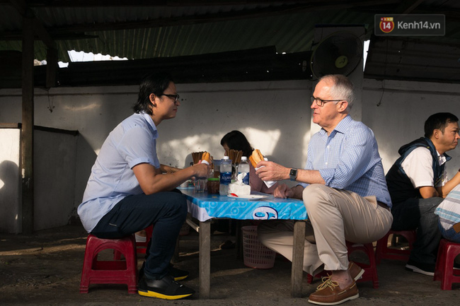 Hình ảnh bình dị của các nguyên thủ quốc gia trong chuyến công du đến Việt Nam: Chơi đàn bầu, ăn bún chả, uống cà phê vỉa hè - Ảnh 3.
