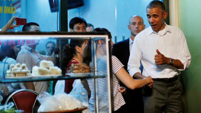 Hình ảnh bình dị của các nguyên thủ quốc gia trong chuyến công du đến Việt Nam: Chơi đàn bầu, ăn bún chả, uống cà phê vỉa hè - Ảnh 8.