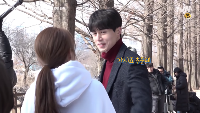 Fan thích thú khi thấy Lee Dong Wook nắm cổ áo Yoo In Na lôi đi xềnh xệch - Ảnh 3.