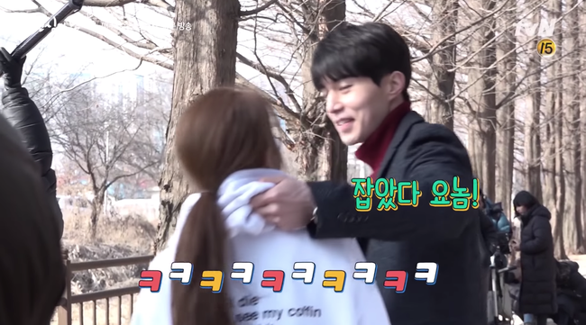 Fan thích thú khi thấy Lee Dong Wook nắm cổ áo Yoo In Na lôi đi xềnh xệch - Ảnh 4.