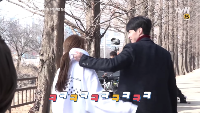 Fan thích thú khi thấy Lee Dong Wook nắm cổ áo Yoo In Na lôi đi xềnh xệch - Ảnh 5.