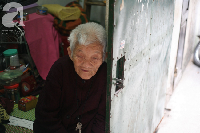 Xót cảnh cụ bà 84 tuổi, hàng ngày phải đẩy xe đi bán kẹo và tâm nguyện cuối cùng trước khi chết - Ảnh 14.