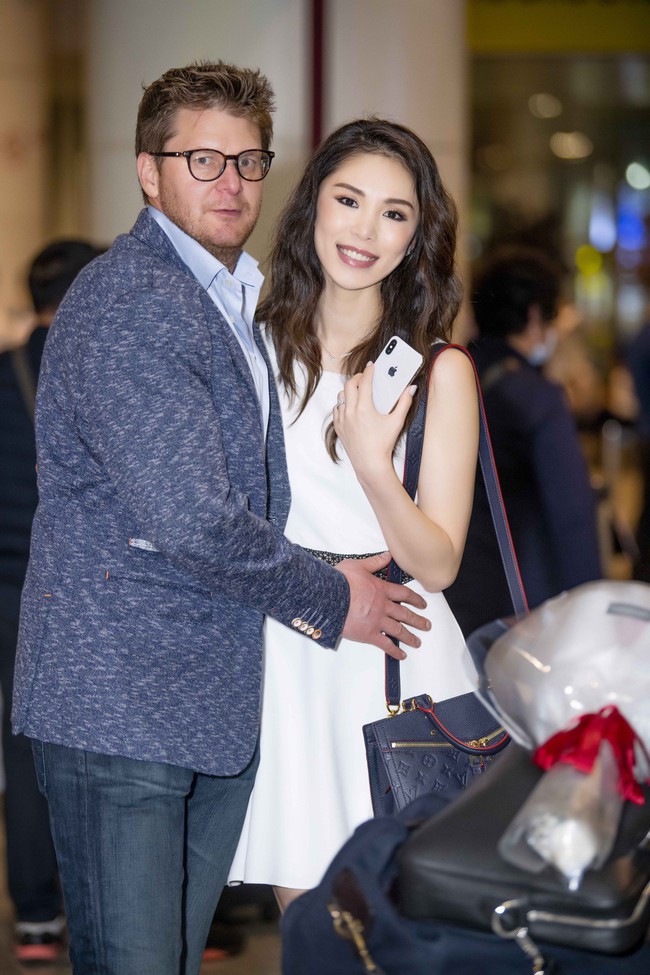Hoa hậu Hoàn vũ 2007 Riyo Mori nửa đêm ra đón chồng tại sân bay Nội Bài - Ảnh 6.