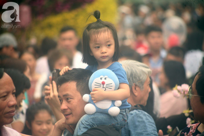 Hà Nội: Biển người mướt mồ hôi, trẻ con mệt mỏi theo bố mẹ chen vào chụp ảnh ở lễ hội hoa anh đào - Ảnh 15.