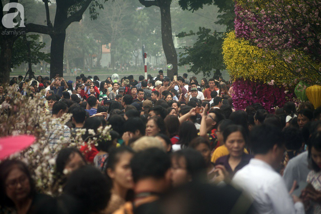 Hà Nội: Biển người mướt mồ hôi, trẻ con mệt mỏi theo bố mẹ chen vào chụp ảnh ở lễ hội hoa anh đào - Ảnh 3.