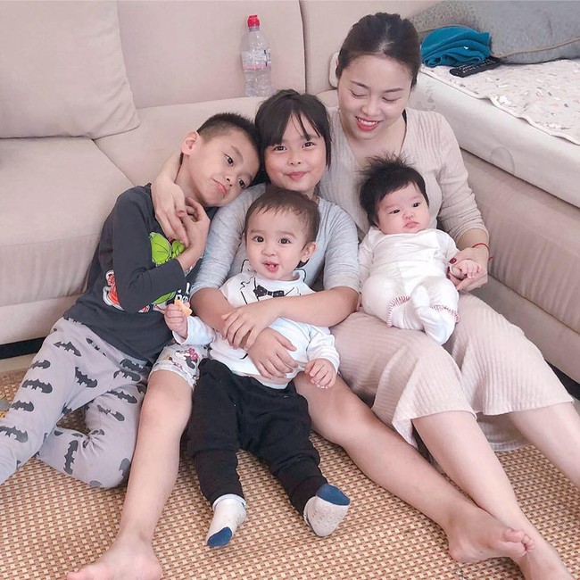 Cuối tuần của các hot mom: Huỳnh Lý Đông Phương tái xuất xinh đẹp, Huyền Baby khoe sắc vóc bỉm sữa căng tròn khi đi shopping - Ảnh 1.