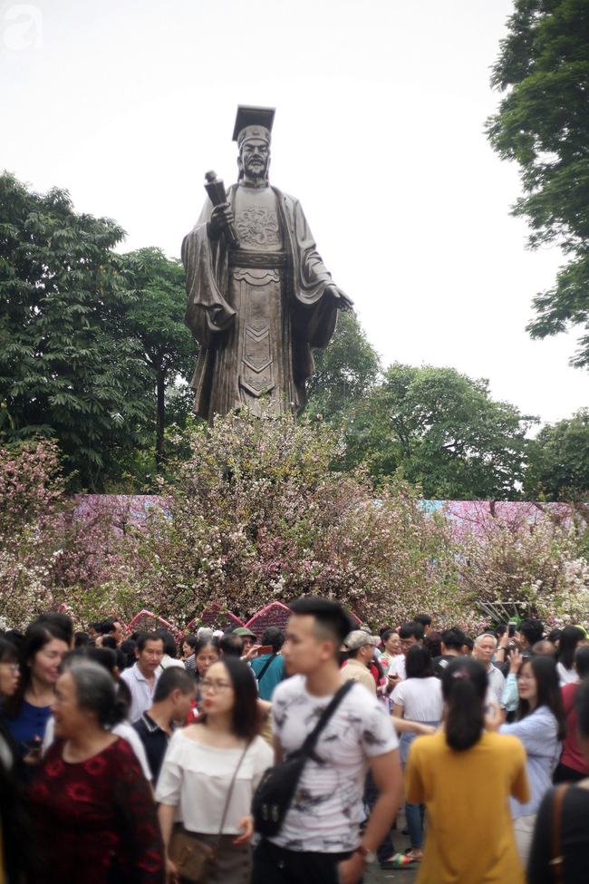 Hà Nội: Biển người mướt mồ hôi, trẻ con mệt mỏi theo bố mẹ chen vào chụp ảnh ở lễ hội hoa anh đào - Ảnh 4.