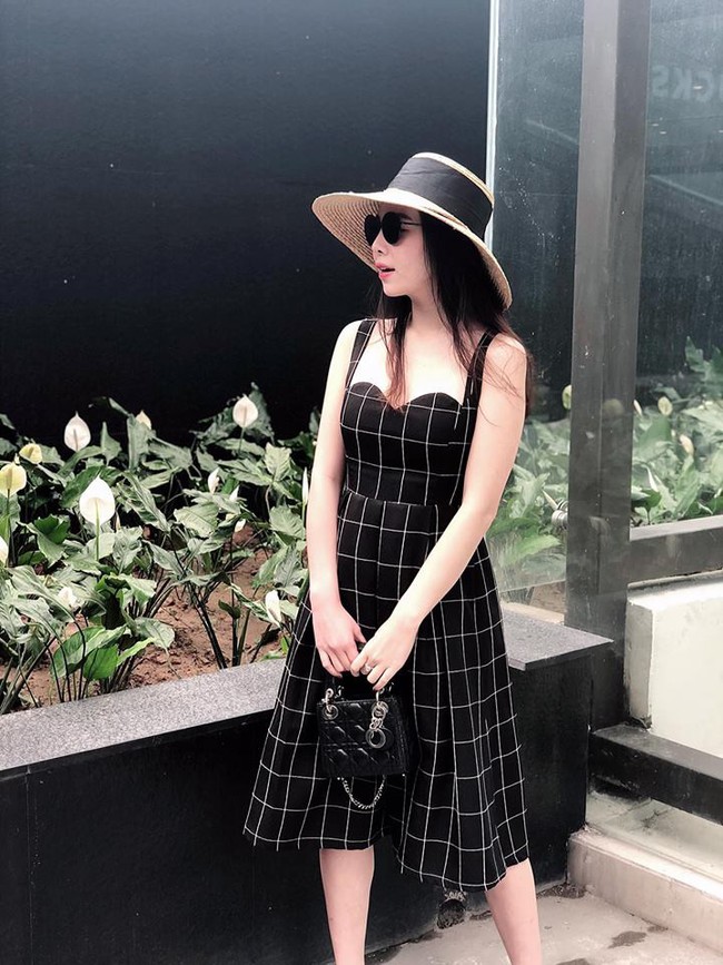 Street style hot mom: Hằng Túi diện váy hoa điệu đà, Huyền Lizzie cực trẻ xinh khi diện đồ đôi với con  - Ảnh 13.