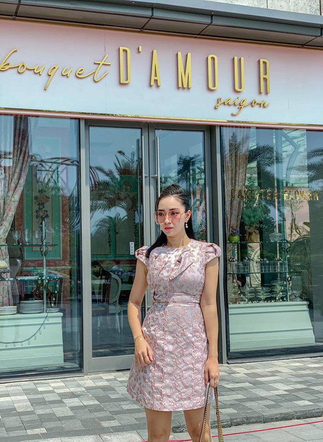 Street style hot mom: Hằng Túi diện váy hoa điệu đà, Huyền Lizzie cực trẻ xinh khi diện đồ đôi với con  - Ảnh 15.