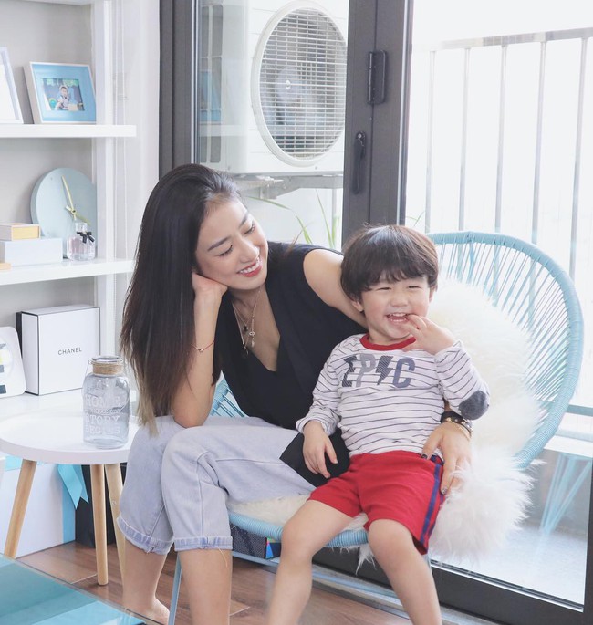 Street style hot mom: Hằng Túi diện váy hoa điệu đà, Huyền Lizzie cực trẻ xinh khi diện đồ đôi với con  - Ảnh 4.