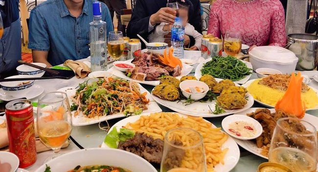 Cô gái lên mạng than lỗ nặng vì mâm cỗ 4 triệu hơn mà khách mời mừng cưới được 200 khiến dân mạng tranh cãi kịch liệt - Ảnh 2. Cô gái lên mạng than lỗ nặng vì mâm cỗ 4 triệu hơn mà khách mời mừng cưới được 200 khiến dân mạng tranh cãi kịch liệt - Ảnh 2.