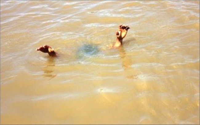 Thừa Thiên Huế: Bố mẹ không để ý, bé trai 2 tuổi chơi trước nhà bị lọt xuống kênh nước chết đuối - Ảnh 1.