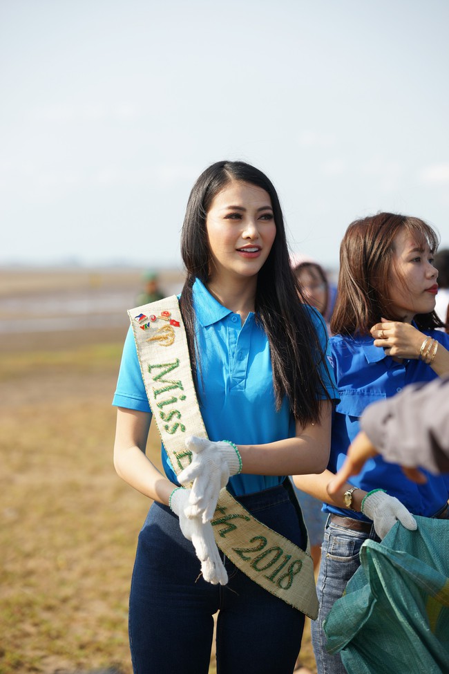 Hoa hậu Trái đất Phương Khánh mặc giản dị, về Bến Tre trồng cây xanh - Ảnh 4.