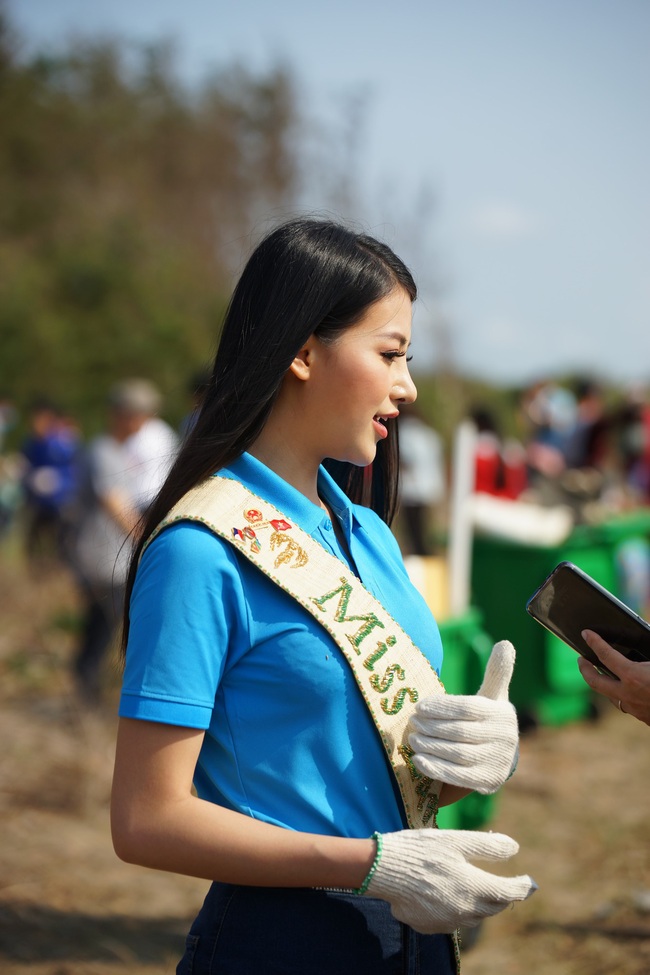 Hoa hậu Trái đất Phương Khánh mặc giản dị, về Bến Tre trồng cây xanh - Ảnh 5.