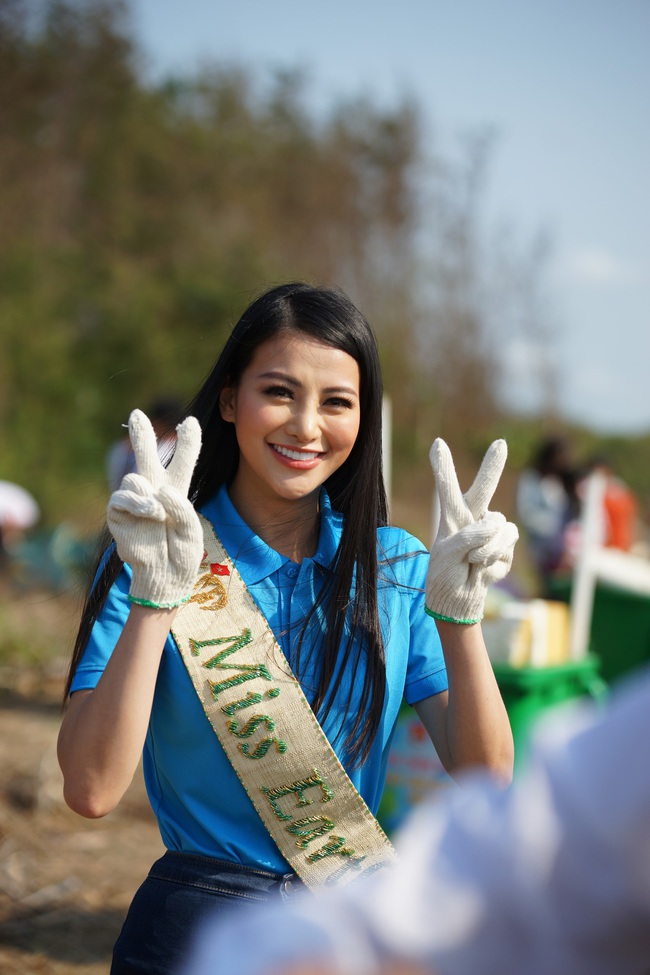 Hoa hậu Trái đất Phương Khánh mặc giản dị, về Bến Tre trồng cây xanh - Ảnh 1.