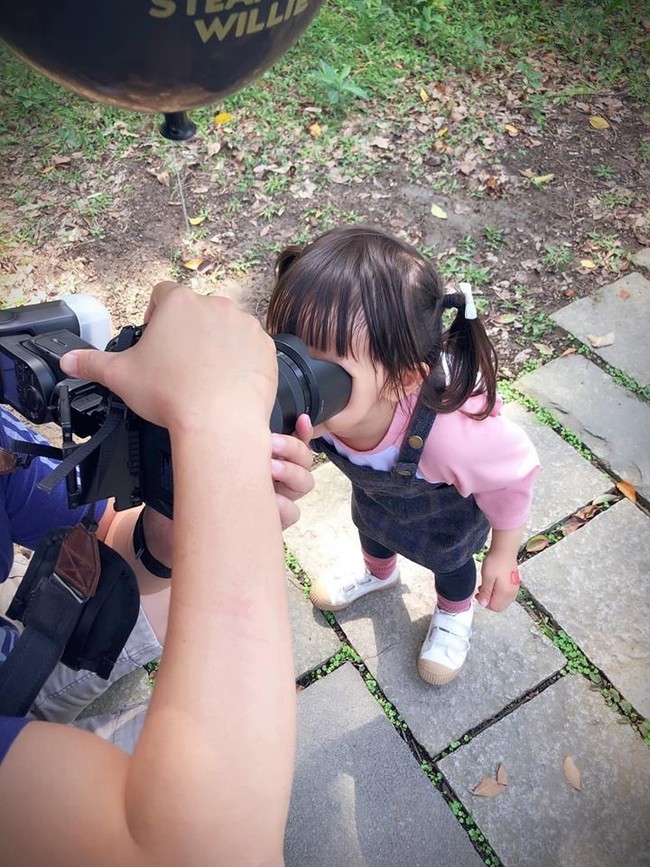 Bố bảo nhìn vào ống kính máy ảnh, không ngờ con gái làm một hành động khiến dân mạng xuýt xoa đứa trẻ quá thông minh - Ảnh 1.