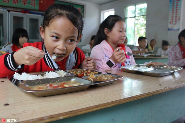 Trung Quốc siết chặt quản lý an toàn thực phẩm tại tất cả trường học - Ảnh 1.