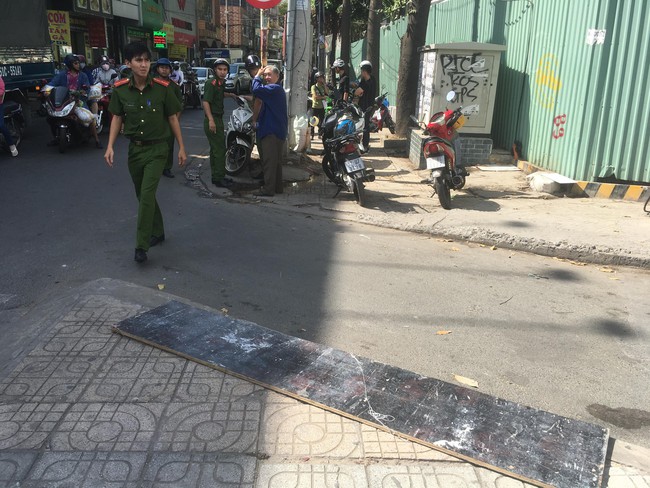 TP.HCM: Đang chạy xe máy trên đường, một tấm ván to rơi từ cao ốc đập vào đầu khiến nam thanh niên bất tỉnh - Ảnh 4. TP.HCM: Đang chạy xe máy trên đường, một tấm ván to rơi từ cao ốc đập vào đầu khiến nam thanh niên bất tỉnh - Ảnh 4.