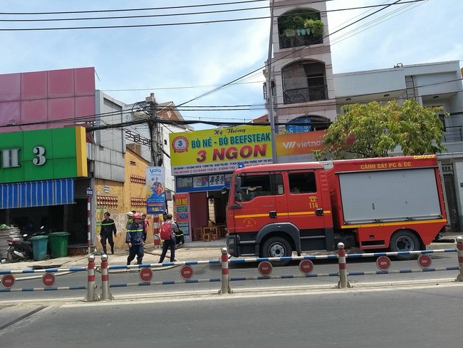 TP.HCM: Cháy 2 căn nhà trong hẻm, người phụ nữ lớn tuổi ngã qụy, gào khóc vì mất hết tài sản - Ảnh 4.