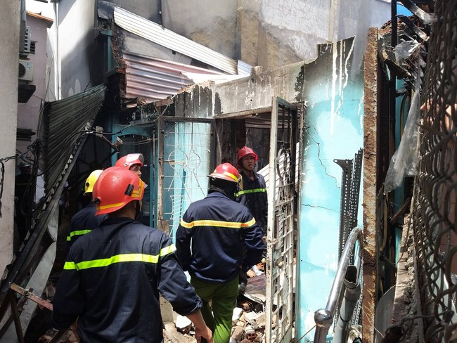 TP.HCM: Cháy 2 căn nhà trong hẻm, người phụ nữ lớn tuổi ngã qụy, gào khóc vì mất hết tài sản - Ảnh 2.