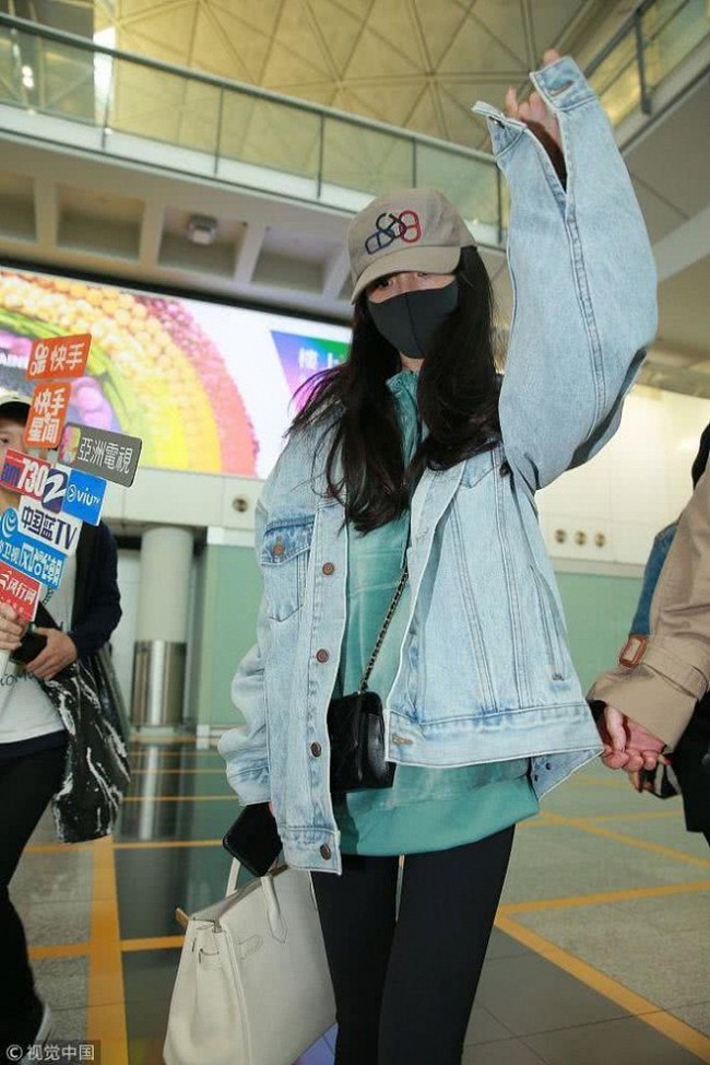 Dương Mịch về Hong Kong thăm con gái, vừa bước xuống máy bay gặp phải tình huống vô cùng khốn khổ  - Ảnh 2.