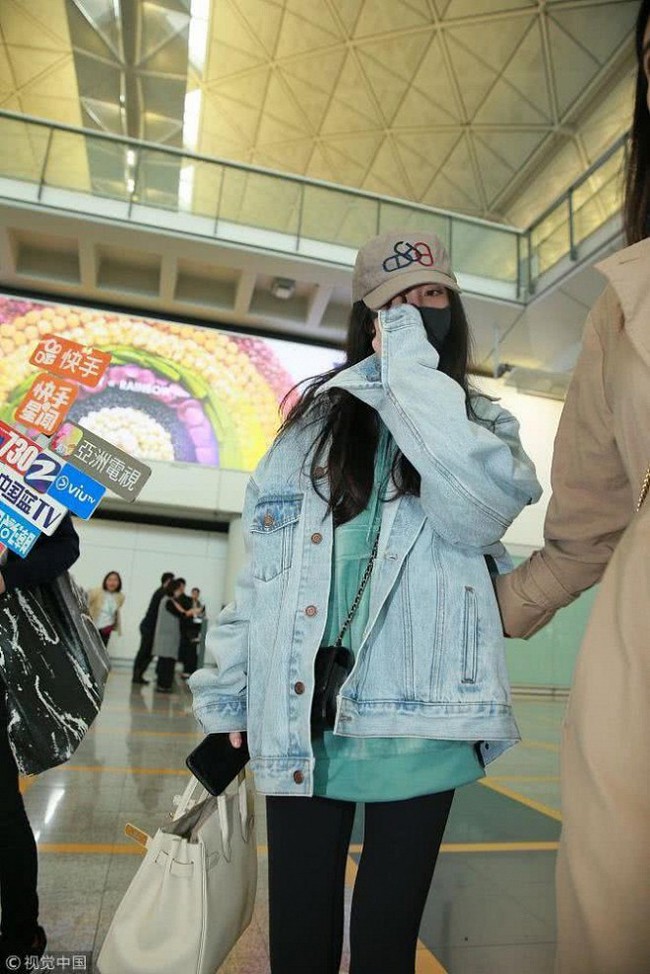 Dương Mịch về Hong Kong thăm con gái, vừa bước xuống máy bay gặp phải tình huống vô cùng khốn khổ  - Ảnh 4.