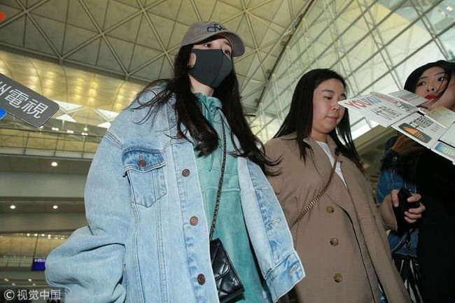 Dương Mịch về Hong Kong thăm con gái, vừa bước xuống máy bay gặp phải tình huống vô cùng khốn khổ  - Ảnh 3.