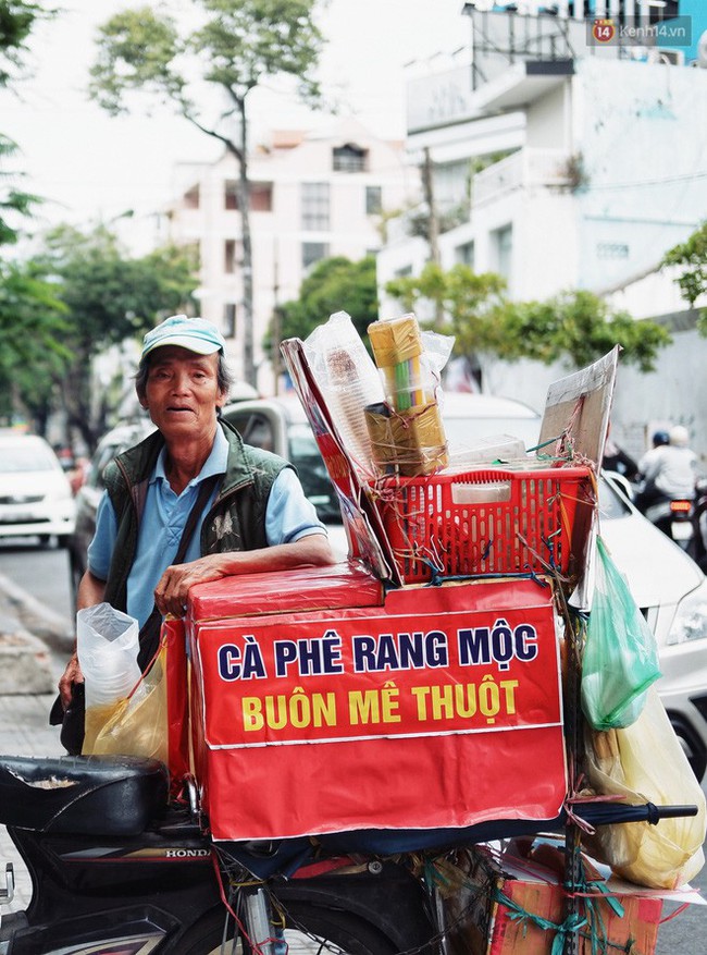 Chuyện đời của người cha sau tấm bảng thông báo đầy tự hào: Vợ mất, phải bán nhà để có tiền cho 2 cô con gái ăn học bên đất Mỹ - Ảnh 8.