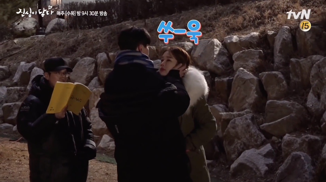 Hậu trường cảnh hôn lãng mạn đâu không thấy, chỉ thấy Lee Dong Wook - Yoo In Na cười từ đầu tới cuối - Ảnh 4.