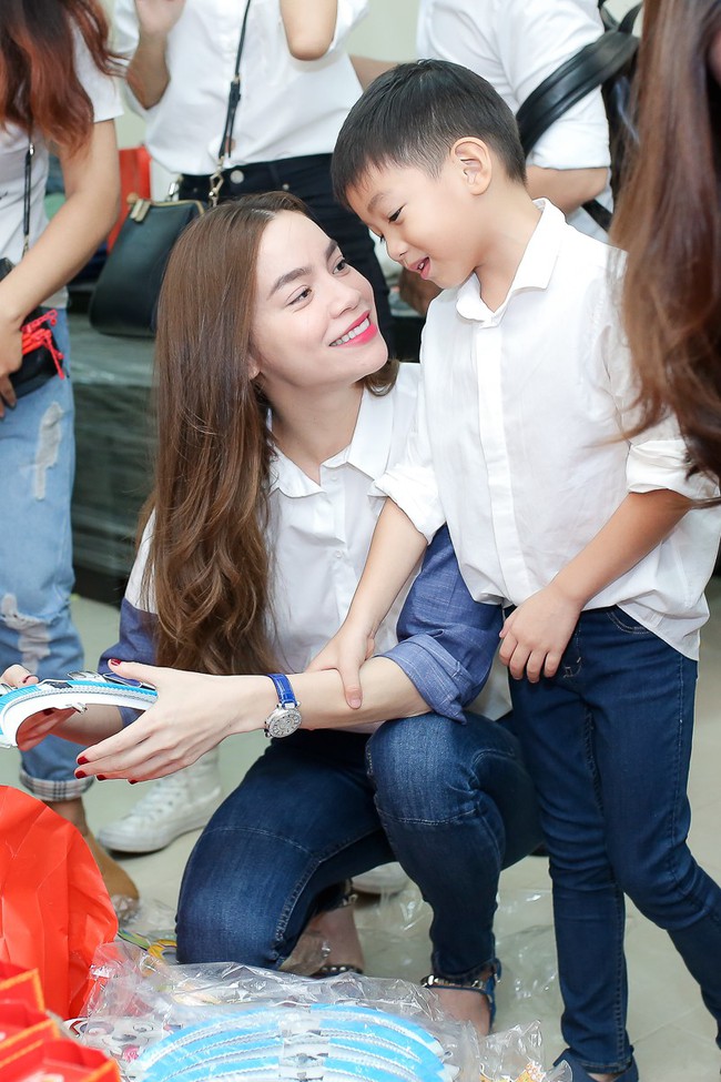 Hồ Ngọc Hà khoe quà 8/3 ý nghĩa nhất là thư tay của Subeo, nhưng gây chú ý là mong muốn kì lạ của cậu bé - Ảnh 1. Hồ Ngọc Hà khoe quà 8/3 ý nghĩa nhất là thư tay của Subeo, nhưng gây chú ý là mong muốn kì lạ của cậu bé - Ảnh 1.