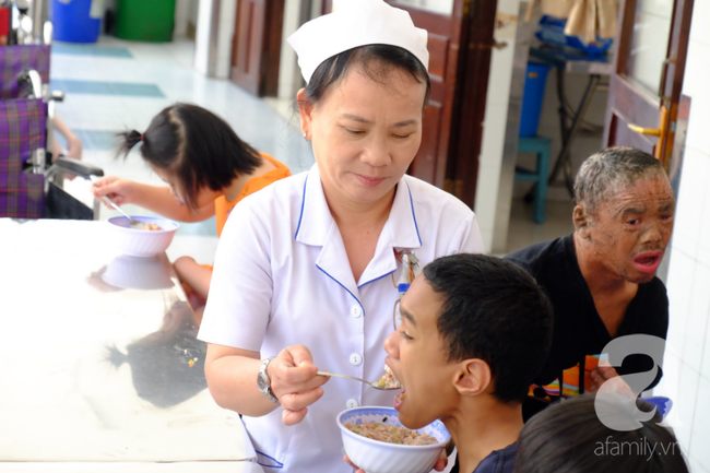 Xót cảnh bé trai, bé gái bại não, bị gia đình bỏ rơi được các mẹ ở làng Hòa Bình nuôi như con ruột - Ảnh 6.