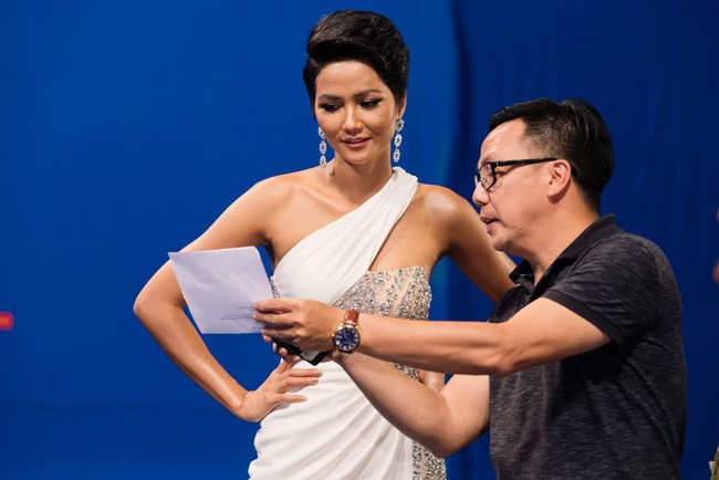 Đạo diễn lừng danh Thái Lan bộc lộ sự thích thú khi lần đầu quay phim với Hoa hậu HHen Niê  - Ảnh 2.