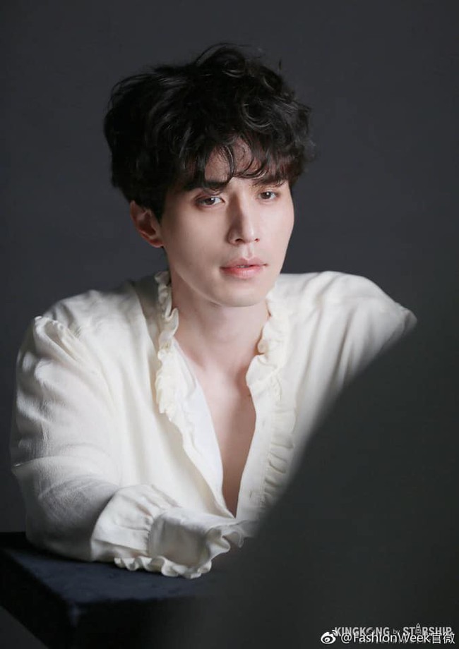 Môi đỏ, áo ren, Lee Dong Wook lên đồ sương sương mà tưởng hóa bạch tuyết, nhưng sao càng ngắm càng thấy sai? - Ảnh 6.