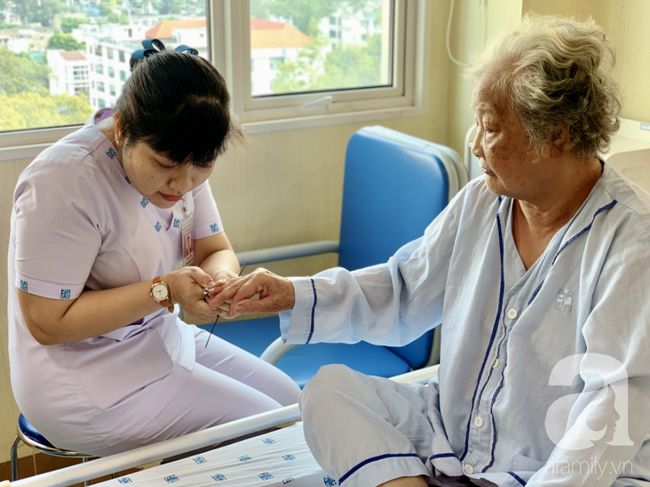 Hàng trăm nữ bệnh nhân Sài Gòn xúc động khi được bác sĩ đến tận giường tặng hoa, cắt móng tay mừng ngày 8/3 - Ảnh 4.