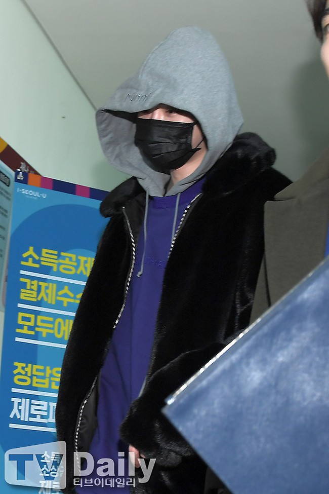 Tài tử Lee Jong Suk gây chú ý khi chùm kín đầu và cúi gằm mặt trên đường nhập ngũ vào hôm nay - Ảnh 4.